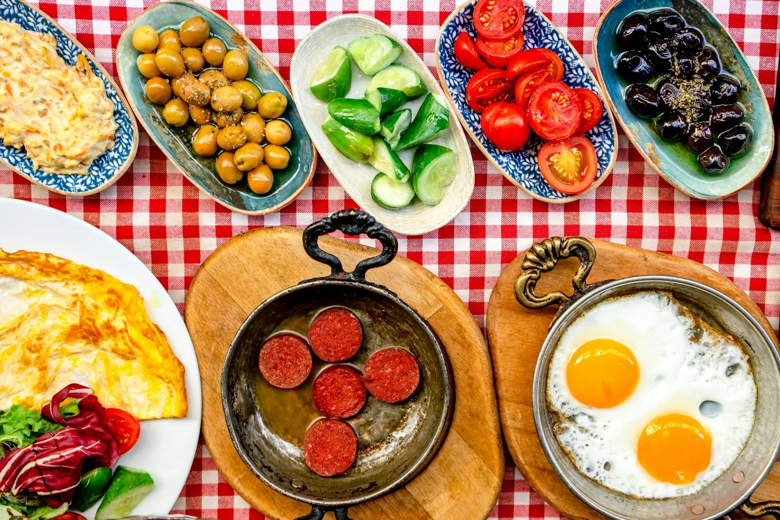 Sucuklu yumurta, zeytin, domates ve salatalıkla Türk kahvaltısı