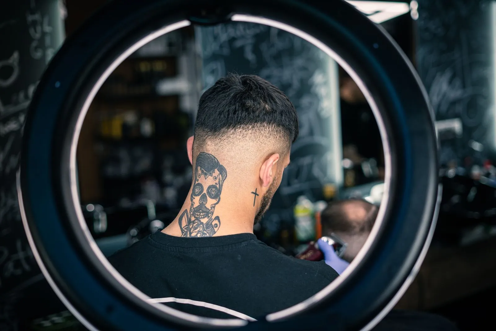 Frischer Fade im Spiegel eines Ringlichts