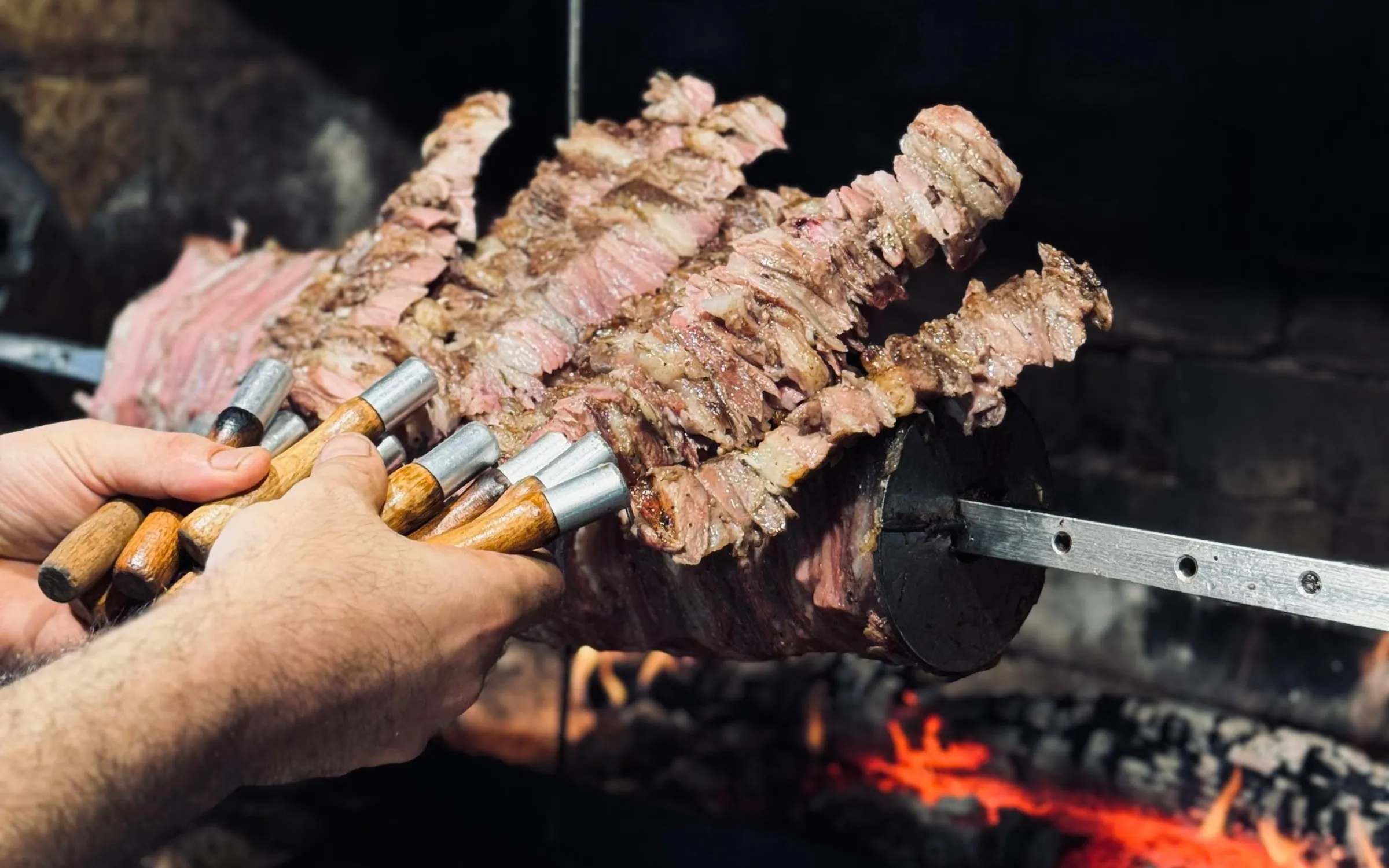 Cağ-Kebab-Spieße über offenem Holzfeuer