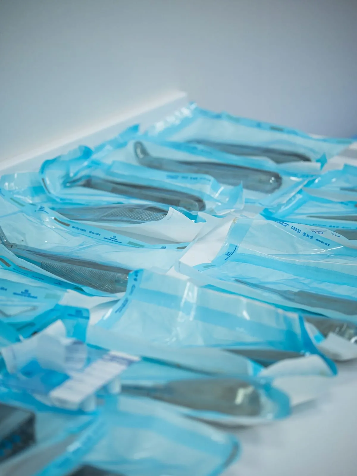 Sterilisierte Instrumente, einzeln in Folienbeuteln verpackt